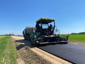 Nowy asfalt na odcinku Dolistowo Nowe – Wroceń