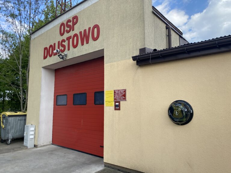 defibrylator AED znajdujący się przy strażnicy OSP DOLISTOWO