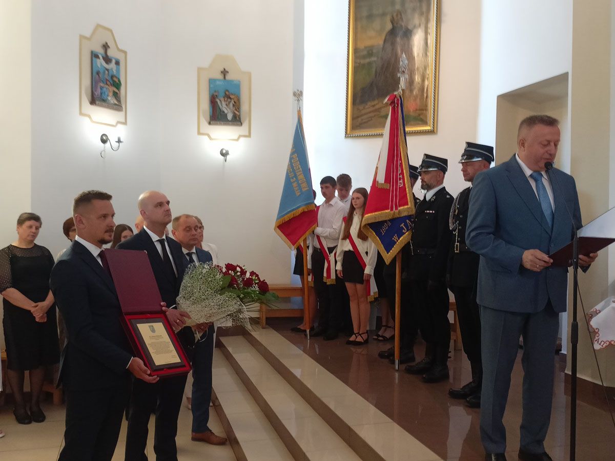 Wójt Gminy Jaświły wraz z zastępcą wręczający grawerton ks. proboszczowi